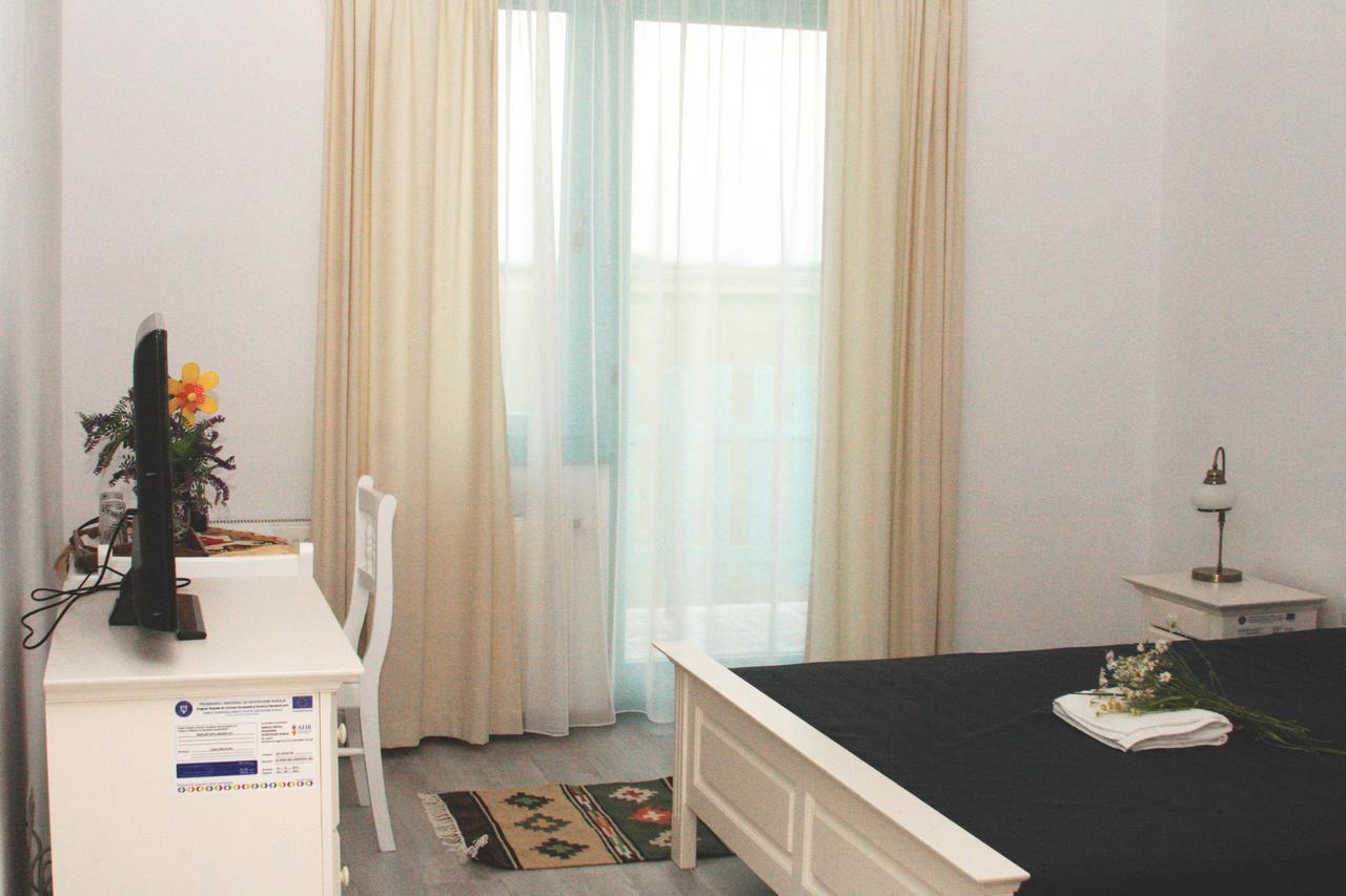Fragaria Hotel Zimandcuz Екстериор снимка